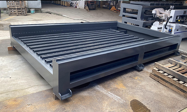 The machine tool adopts an integral steel structure